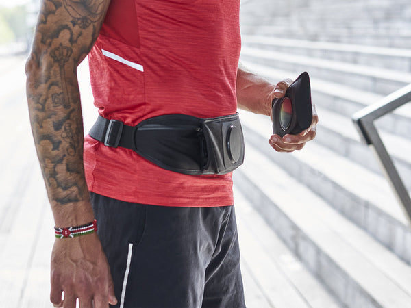 Ceinture de sport avec pochette amovible permettant un accès facilité à son téléphone.