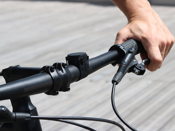 Support aimanté pour guidon de vélo et moto.