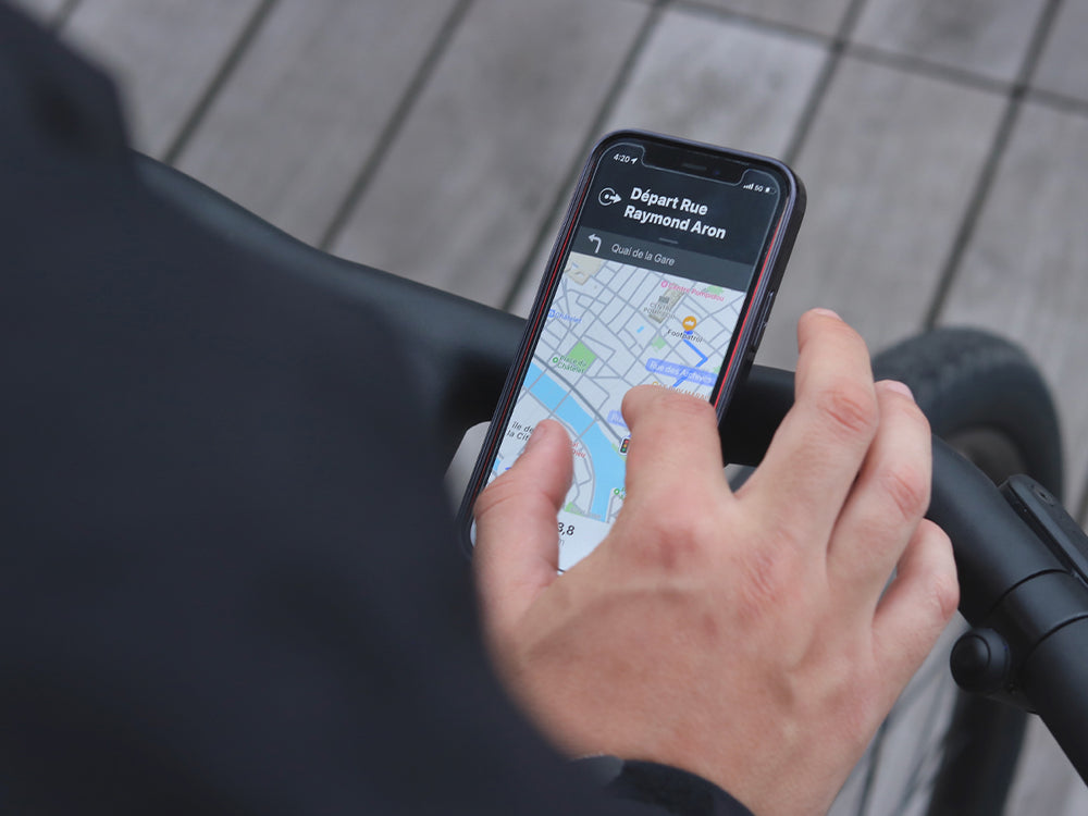 Uso de GPS en un teléfono conectado a la bicicleta con un soporte Shapeheart.