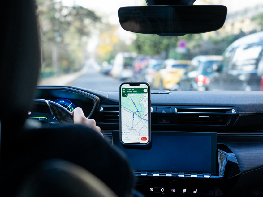 Soporte magnético Shapeheart para coche - en posición. Imagen que muestra un teléfono fijado al soporte ideal para una navegación GPS fluida y segura.