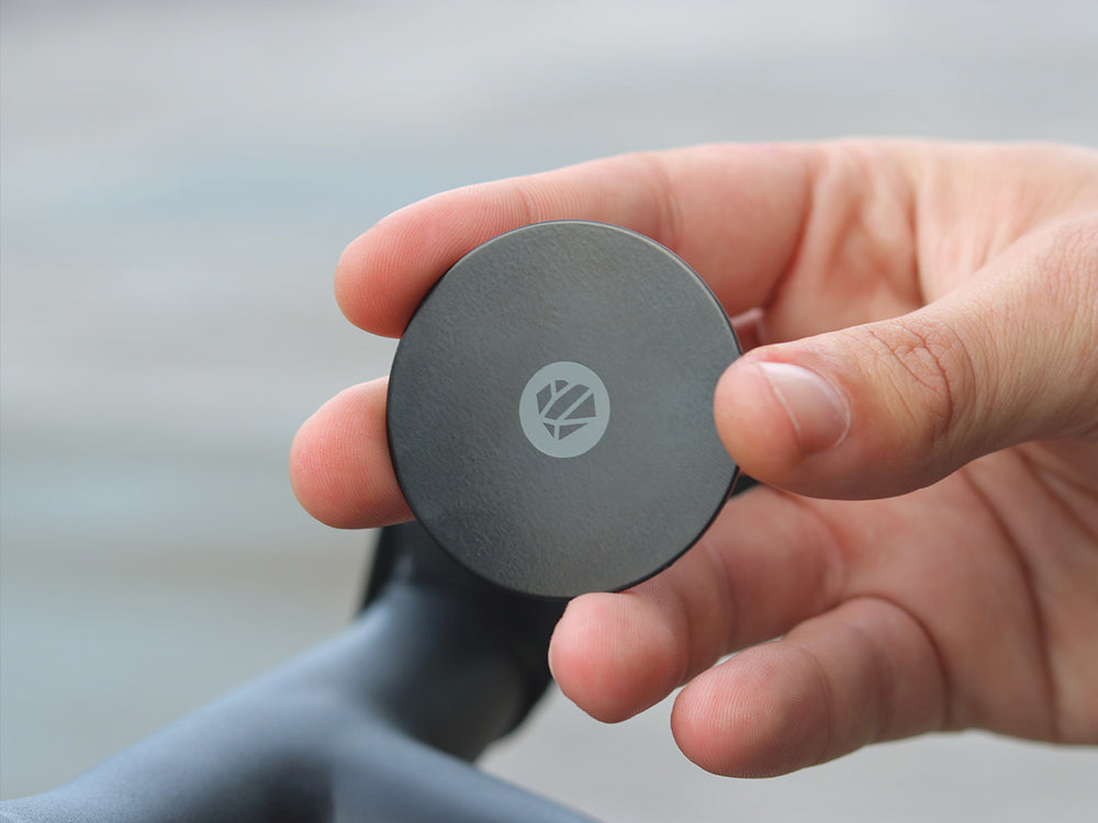 Placa metálica adhesiva Shapeheart antes de pegarla a la funda del teléfono