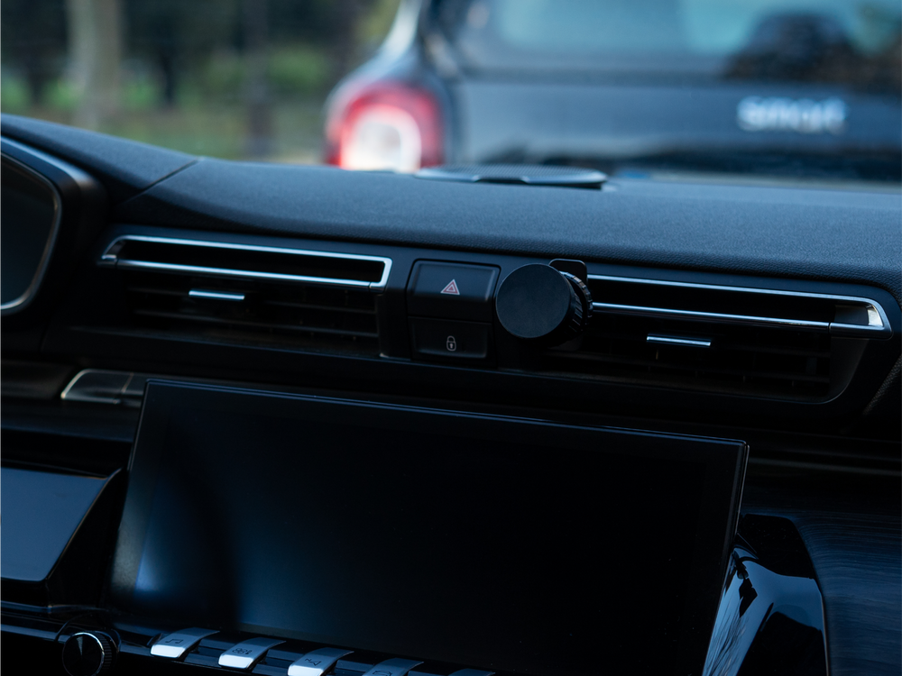Vista detallada del soporte magnético para ventilación de coche, un accesorio compacto y elegante.
