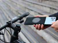 Inserte el teléfono inteligente en la funda magnética Shapeheart, listo para colocarlo en el soporte magnético para potencia de bicicleta.