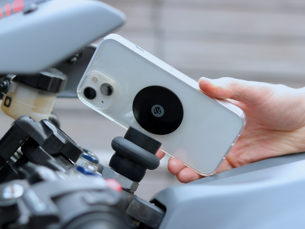 Placa metálica Shapeheart instalada en el teléfono inteligente, ideal para una fijación magnética robusta y resistente a las vibraciones.