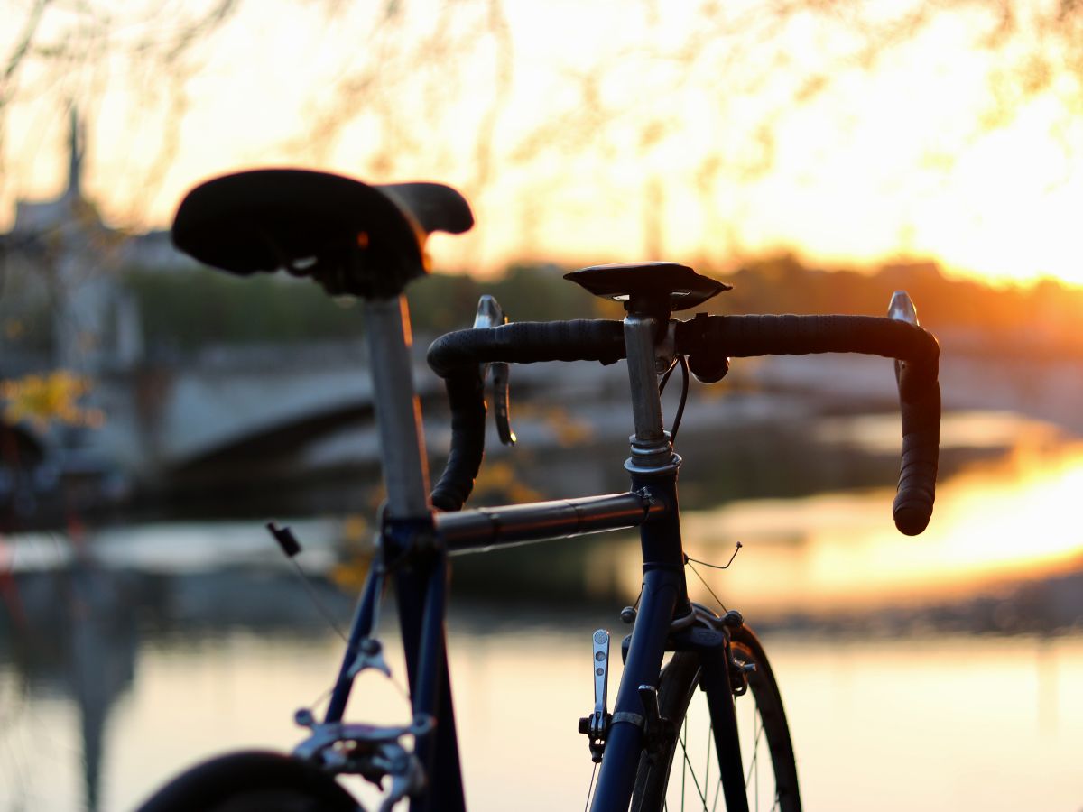 Primer plano de un sillín ergonómico y un culote ciclista de alta gama durante una salida de larga distancia.