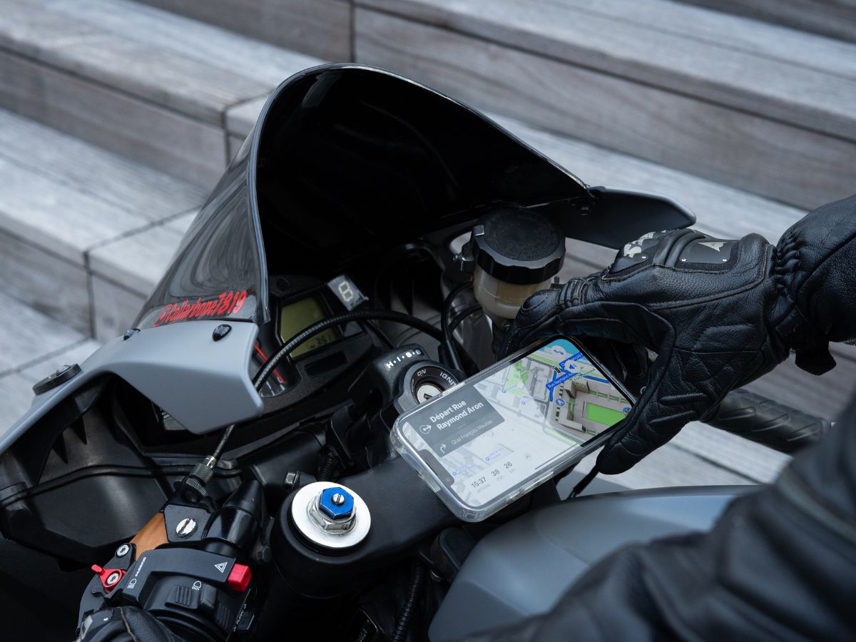 Pantalla TFT moderna en una moto, conectada por Bluetooth con navegación activa.