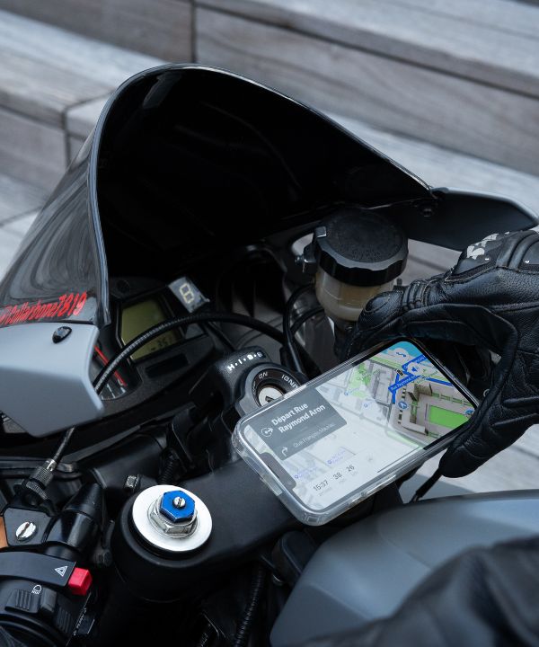 Pantalla TFT moderna en una moto, conectada por Bluetooth con navegación activa.