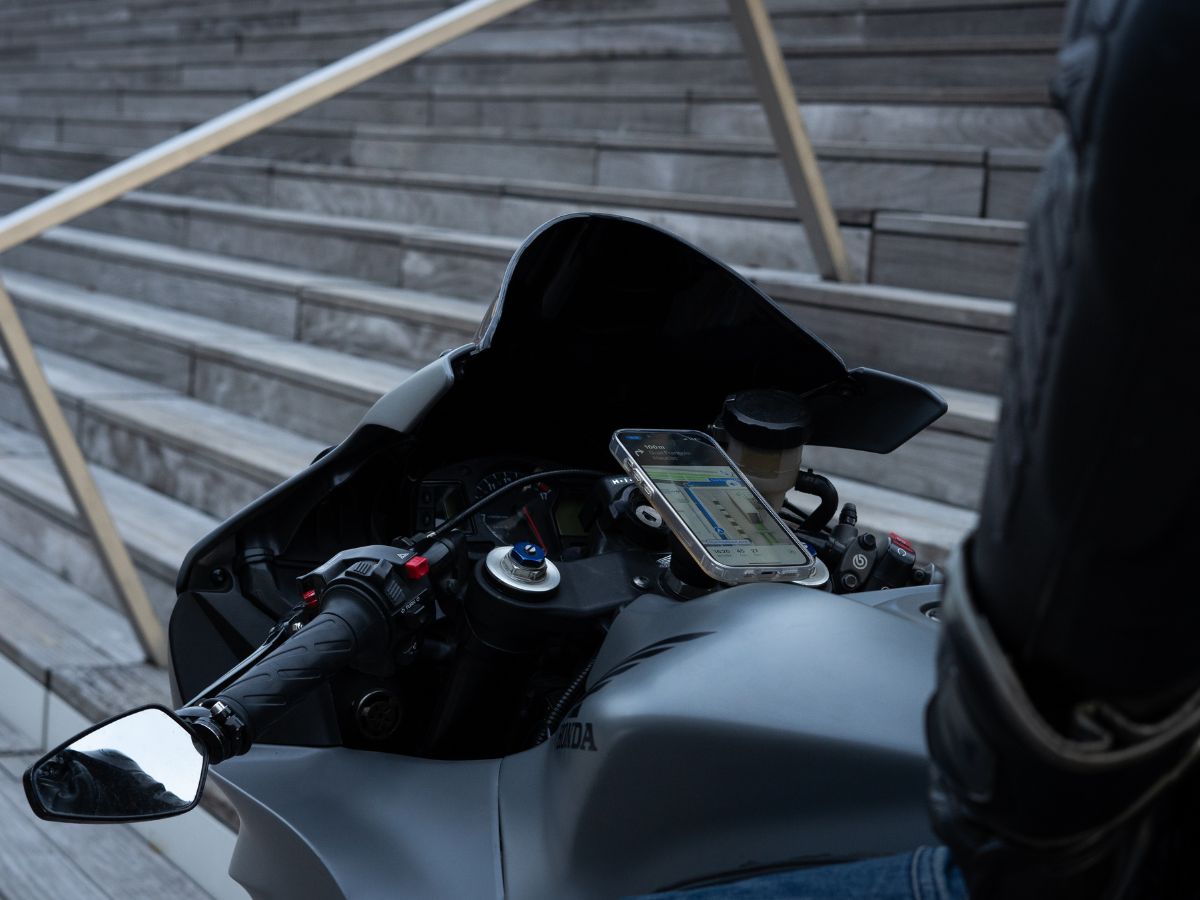 Pantalla de moto mostrando las asistencias activas como el ABS de curva y el control de tracción.