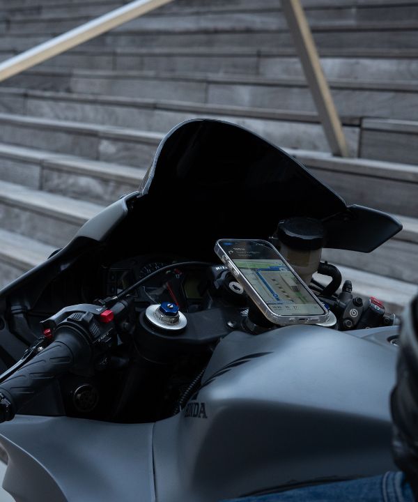 Pantalla de moto mostrando las asistencias activas como el ABS de curva y el control de tracción.