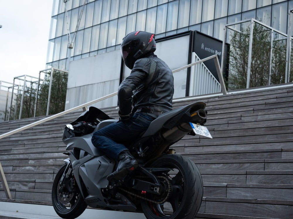 Moto equipada con puños calefactables, asiento ergonómico y suspensiones electrónicas.