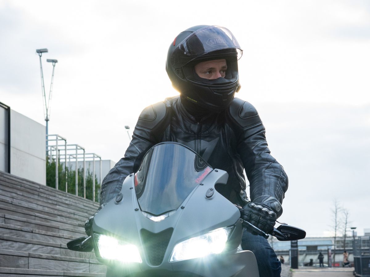 Casco de moto con intercomunicador Bluetooth, utilizado para comunicarse durante la conducción.