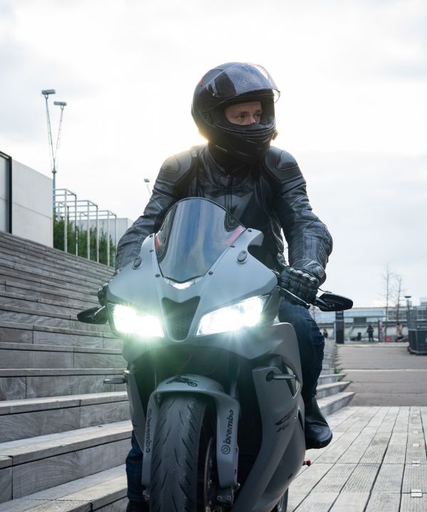 Casco de moto con intercomunicador Bluetooth, utilizado para comunicarse durante la conducción.