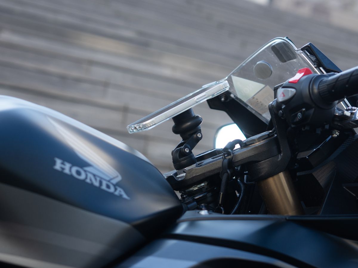 Teléfono fijado en el depósito de una moto deportiva mediante Shapeheart.