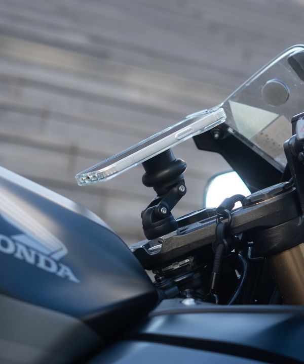 Teléfono fijado en el depósito de una moto deportiva mediante Shapeheart.