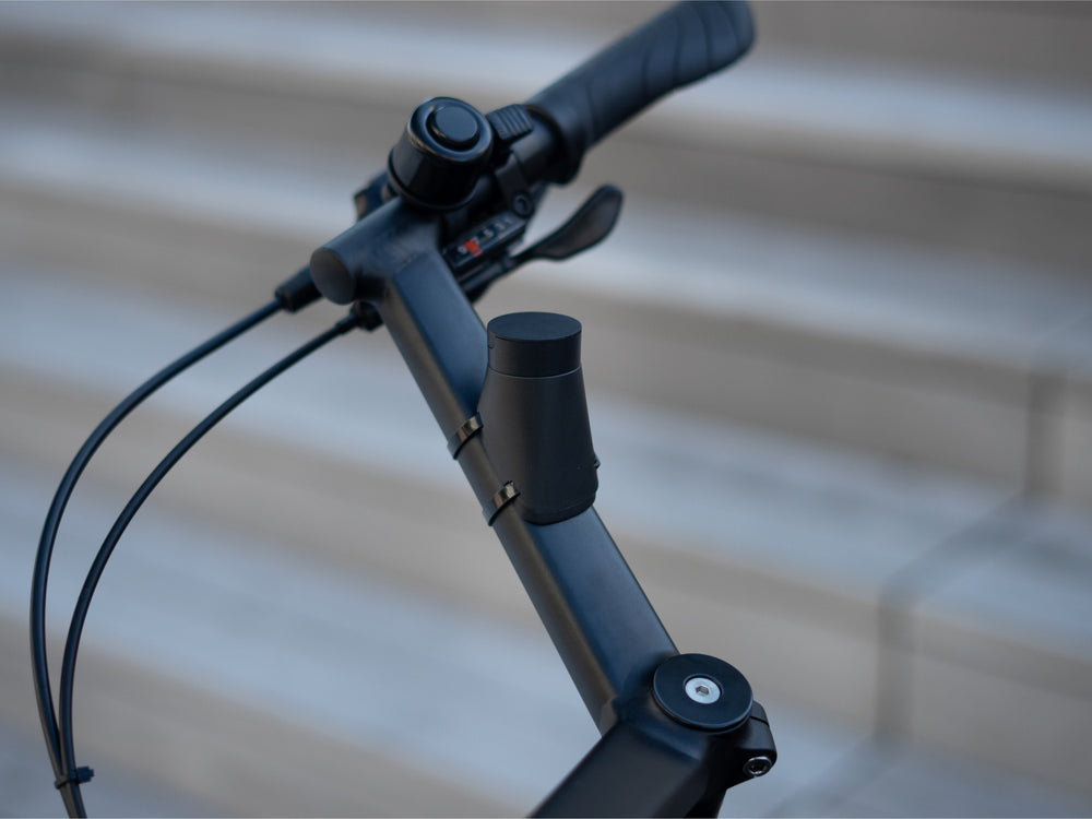 Soporte de bicicleta Shapeheart para Moustache: fijación segura. Ilustración del soporte magnético entre el soporte y la placa metálica, que garantiza un agarre óptimo en terrenos difíciles.