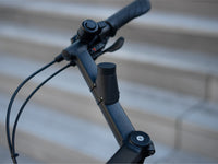 Soporte de bicicleta Shapeheart para Moustache: fijación segura. Ilustración del soporte magnético entre el soporte y la placa metálica, que garantiza un agarre óptimo en terrenos difíciles.