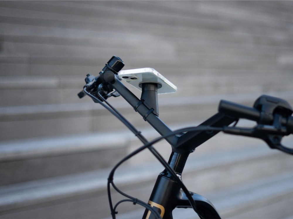 Soporte Shapeheart para bicicletas Moustache: teléfono en posición. Vista del teléfono colocado en el soporte, ideal para seguir la navegación GPS o escuchar música durante tus paseos.