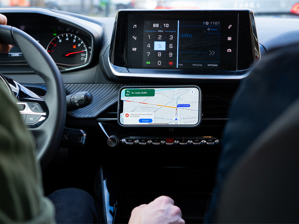 Navegación GPS en la pantalla de un smartphone fijado con el soporte magnético Shapeheart en un coche, orientación horizontal