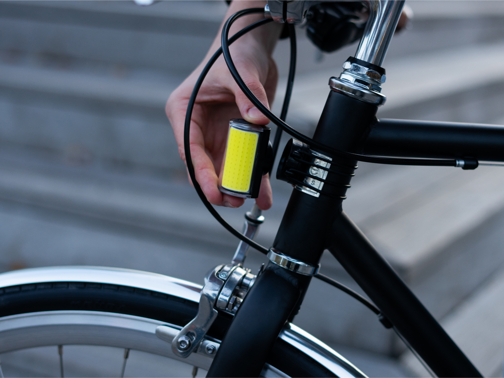 Soporte magnético para luz Shapeheart: detalles de montaje frontal. Primer plano del método de montaje frontal que muestra estabilidad y facilidad de instalación.