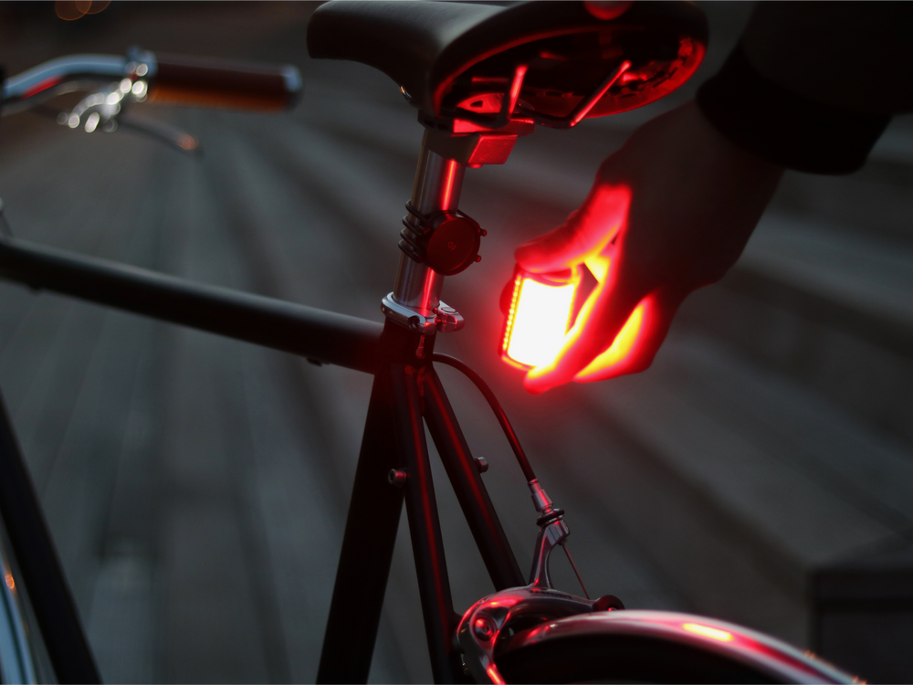 Soporte magnético para luz Shapeheart: detalles de montaje trasero. Vista en primer plano del soporte trasero que resalta su robustez y adaptabilidad.