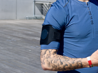 Brazalete deportivo Shapeheart: fijación segura del teléfono mientras corres con la bolsa Shapeheart o la placa de metal.