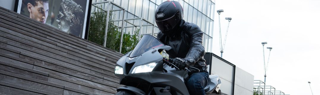 Motociclista en la carretera con un panel de control digital, ilustrando la evolución tecnológica de los últimos diez años.