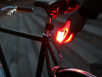 Fácil instalación de la luz trasera magnética Shapeheart, fijada debajo del sillín para una máxima visibilidad.