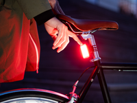 Luz trasera LED Shapeheart montada en el poste del asiento, ideal para permanecer visible mientras montas en bicicleta, 6 modos de iluminación