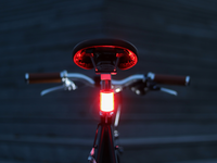 Vista trasera de la bicicleta equipada con la luz LED Shapeheart, fácil montaje y visibilidad de 300°