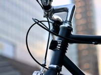 Base magnética para luz delantera, se fija a la bicicleta mediante resistentes bandas elásticas.