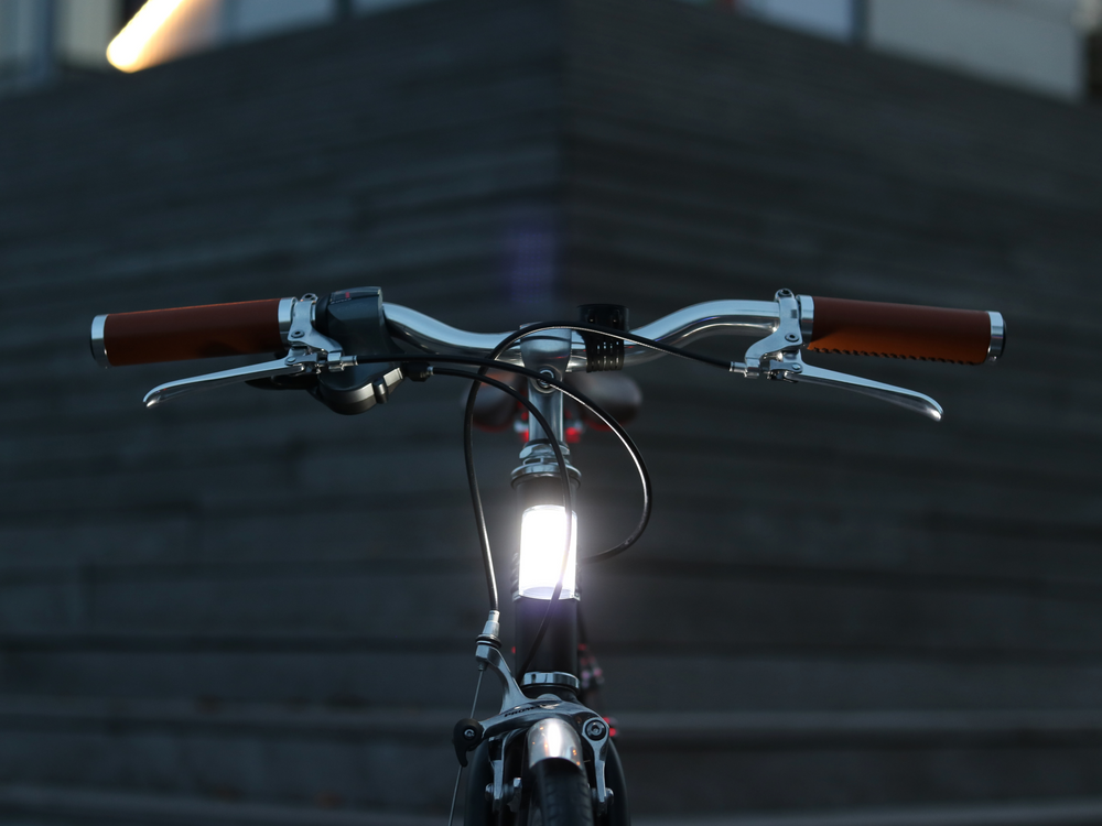 Luz delantera Shapeheart instalada en una bicicleta, visibilidad mejorada gracias a un potente haz LED panorámico y un soporte magnético para teléfono
