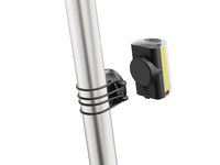 Vista lateral de la luz frontal LED blanca Shapeheart instalada, ideal para iluminar eficazmente la carretera