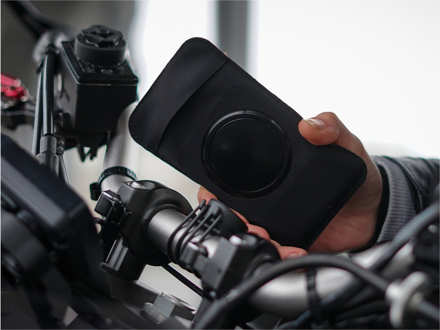 Soporte magnético para teléfono Shapeheart para motocicletas, soporte seguro para smartphone, perfecto para navegación GPS y viajes.