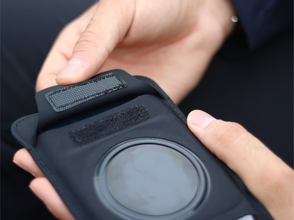 Vista de cerca del cierre de velcro de la bolsa protectora magnética