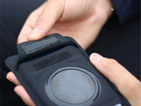 Vista de cerca del cierre de velcro de la bolsa protectora magnética