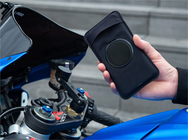 Soporte de medio manillar BOOST fijado a la columna de dirección, estabilidad óptima para uso en carretera.