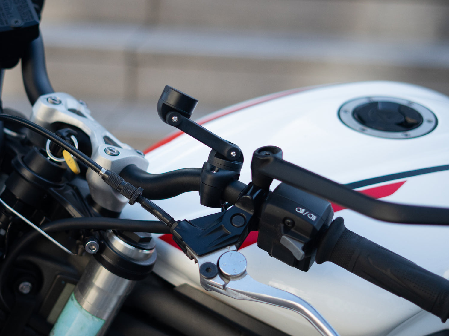 Soporte ajustable PRO BOOST 360° con montaje seguro y sencillo en el manillar de la motocicleta.