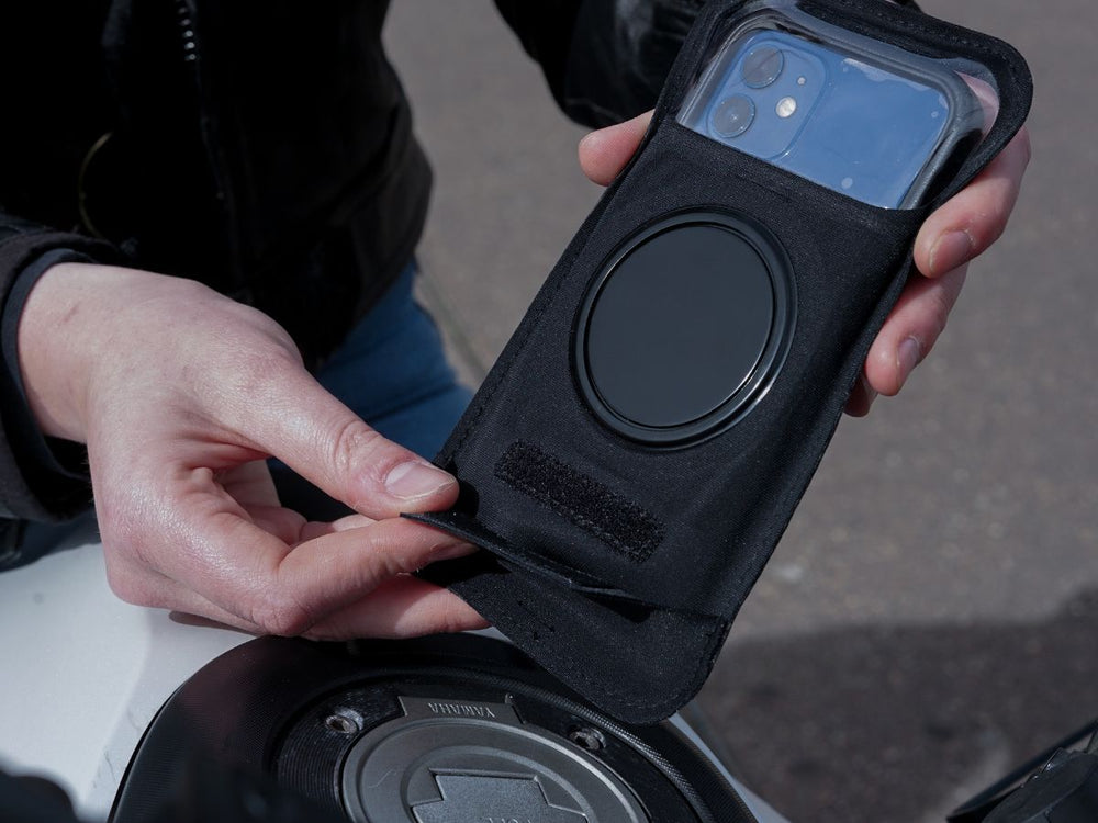 Bolsa magnética PRO con cierre seguro de velcro, resistente a la intemperie y compatible con pantalla táctil y cámara trasera.