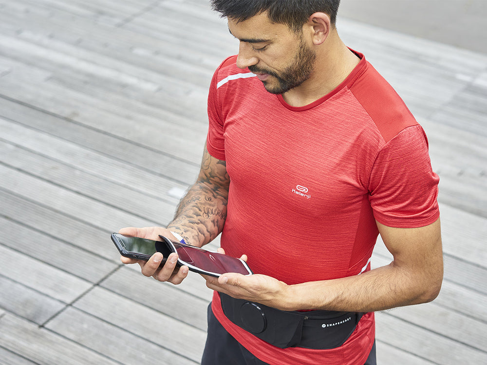 La pochette pour smartphone de la ceinture de sport Shapeheart est totalement tactile, weatherproof et accessible à tout moment. 