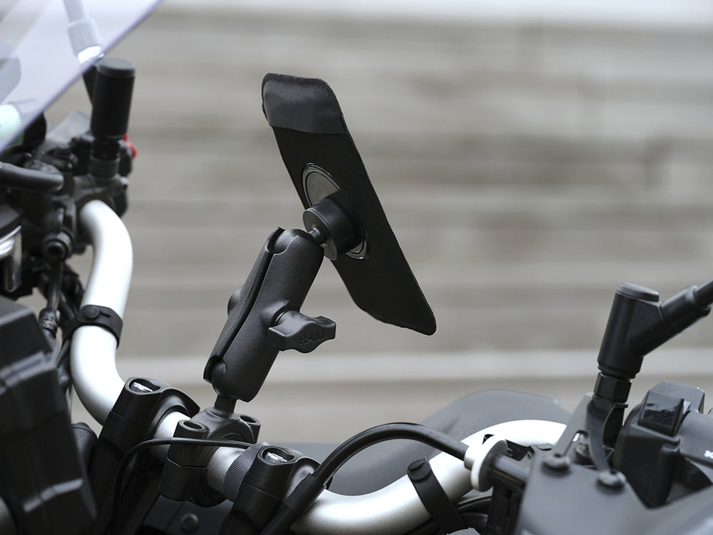 El soporte adaptador esférico universal es fácil de instalar y le permite personalizar completamente el ángulo de su teléfono.