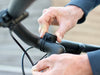 Le support de téléphone pour guidon vélo Shapeheart s'attache avec des élastiques sur les guidons de vélo de de 30 à 50mm de diamètre