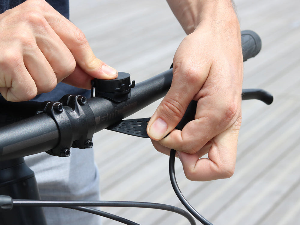 Le support de téléphone pour guidon de vélo Shapeheart s'attache avec un strap en silicone sur les guidons de vélo de de 20 à 30mm de diamètre