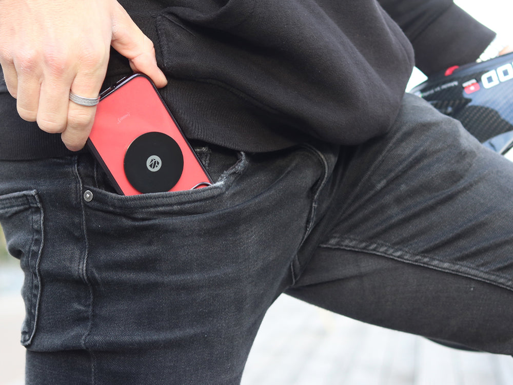 La placa metálica Shapeheart se guarda en la bolsa. La ilustración destaca la practicidad de guardarla en la bolsa incluida, para mayor seguridad y discreción.