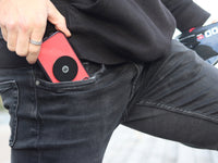 La placa metálica Shapeheart se guarda en la bolsa. La ilustración destaca la practicidad de guardarla en la bolsa incluida, para mayor seguridad y discreción.