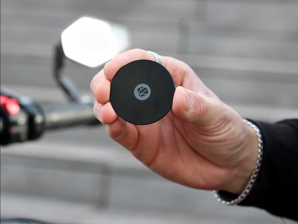 Placa metálica Shapeheart: compatibilidad universal. Imagen que muestra la placa metálica universal, compatible con todos los modelos y soportes de teléfono Shapeheart.