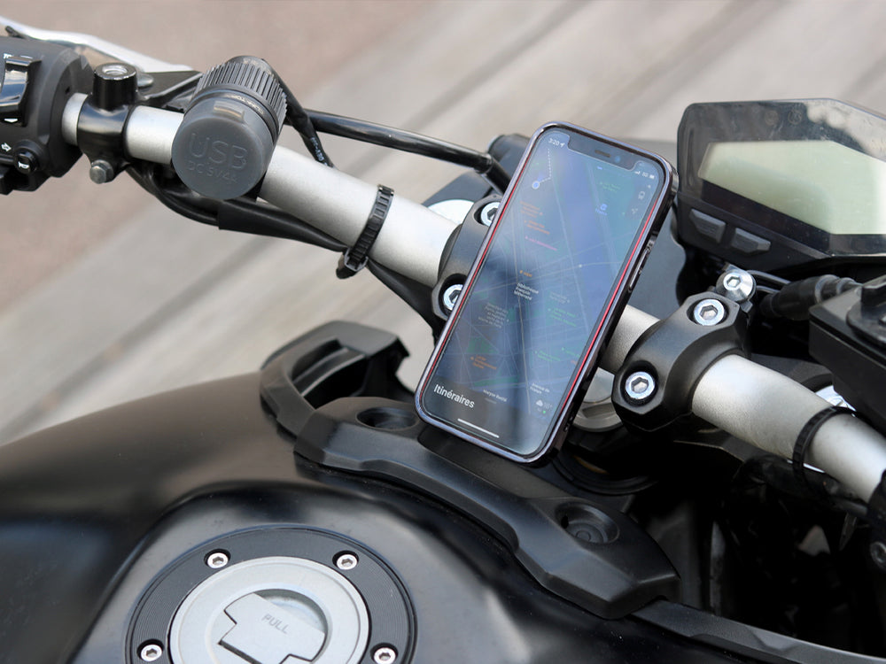 Placa metálica Shapeheart instalada en una motocicleta: vista in situ. Imagen que muestra la placa metálica instalada, lo que permite una fijación magnética fiable del teléfono.