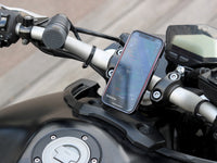 Placa metálica Shapeheart instalada en una motocicleta: vista in situ. Imagen que muestra la placa metálica instalada, lo que permite una fijación magnética fiable del teléfono.